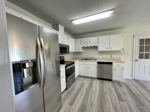 904 Canyon Ct in Hinesville, GA - Building Photo - Building Photo