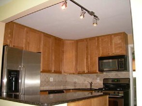 2530 W Foster Ave, Unit 208 in Chicago, IL - Building Photo - Building Photo