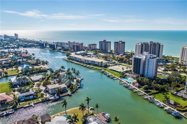 11030 Gulf Shore Dr in Naples, FL - Building Photo - Building Photo