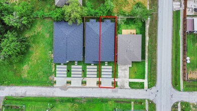 9808 Nedwald St in Houston, TX - Foto de edificio - Building Photo