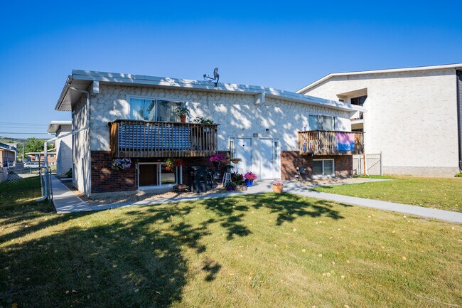 4335 73 St NW in Calgary, AB - Building Photo - Building Photo