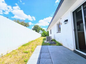 523 SE 24th Ave in Cape Coral, FL - Building Photo - Building Photo