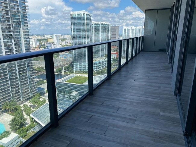 805 S Miami Ave, Unit 3310 in Miami, FL - Building Photo - Building Photo