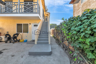 736 E 74th St in Los Angeles, CA - Building Photo - Building Photo