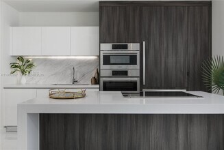 851 NE 1st Ave, Unit 3402 in Miami, FL - Building Photo - Building Photo