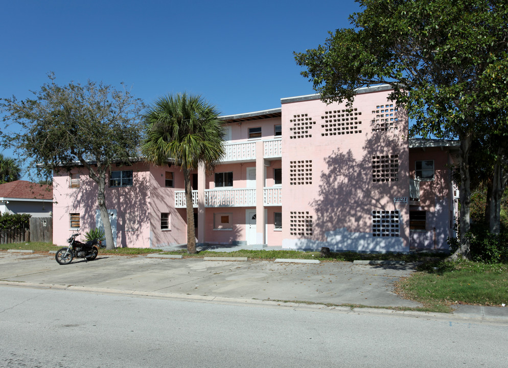 7521 Magnolia Ave in Cape Canaveral, FL - Foto de edificio