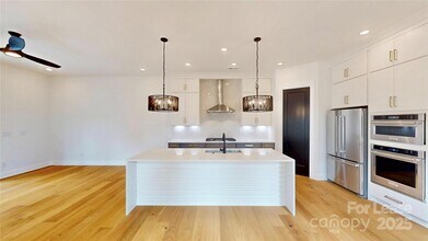 313 E Peterson Dr in Charlotte, NC - Building Photo - Building Photo
