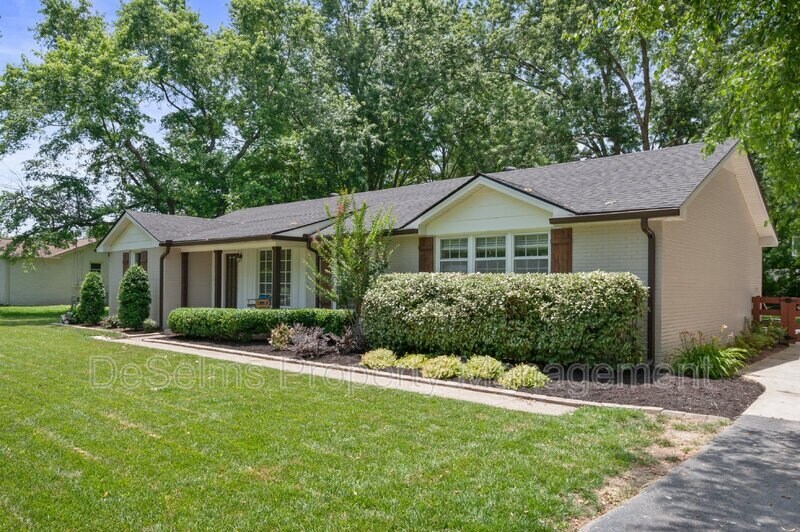 819 Chrisman Dr in Franklin, TN - Foto de edificio
