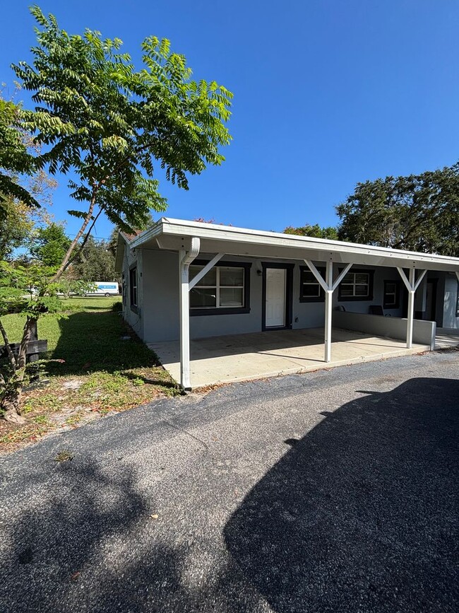 822 S Lone Oak Dr