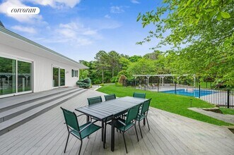 83 Porter Rd in Southampton, NY - Building Photo - Building Photo