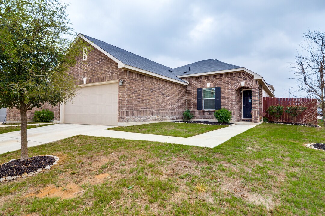 1536 Harbor Crk in San Antonio, TX - Building Photo
