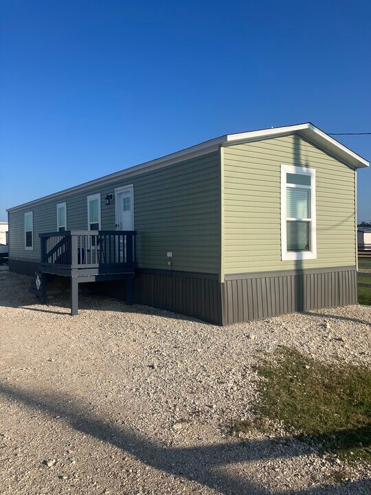 1119 Grubbs Rd in Sealy, TX - Building Photo