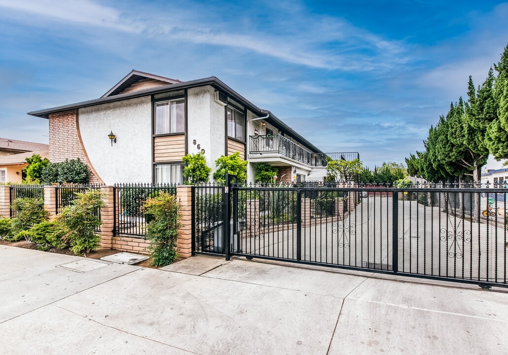 860 S Greenwood Ave in Montebello, CA - Foto de edificio