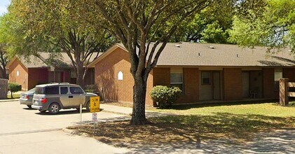 606 E Kennedy Ave in Sabinal, TX - Building Photo - Building Photo