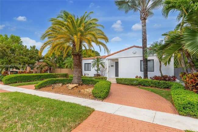 property at 6731 SW 33rd St