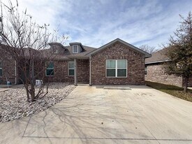 1050 E Burnett St in Ennis, TX - Building Photo