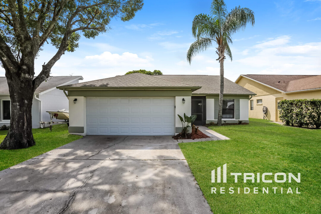 1018 Olliff Way in Oviedo, FL - Building Photo