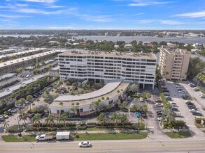 3589 S Ocean Blvd in South Palm Beach, FL - Building Photo - Building Photo