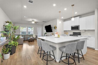 18544 Meadow Point Ln in Montgomery, TX - Foto de edificio - Building Photo