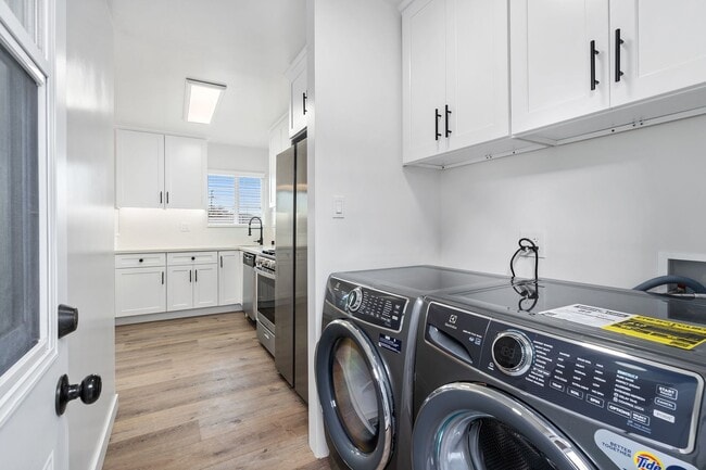 1800 S Dunsmuir Ave in Los Angeles, CA - Building Photo - Building Photo