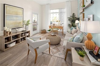 5256 International Dr in Orlando, FL - Building Photo - Building Photo