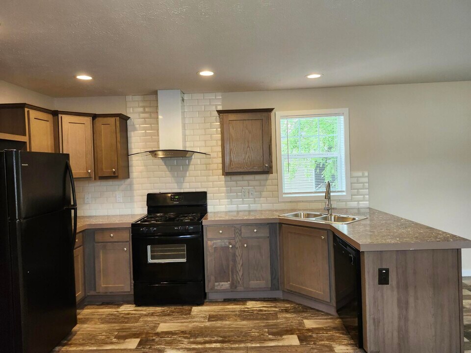 34 Parakeet Hill Dr in Orion Township, MI - Building Photo