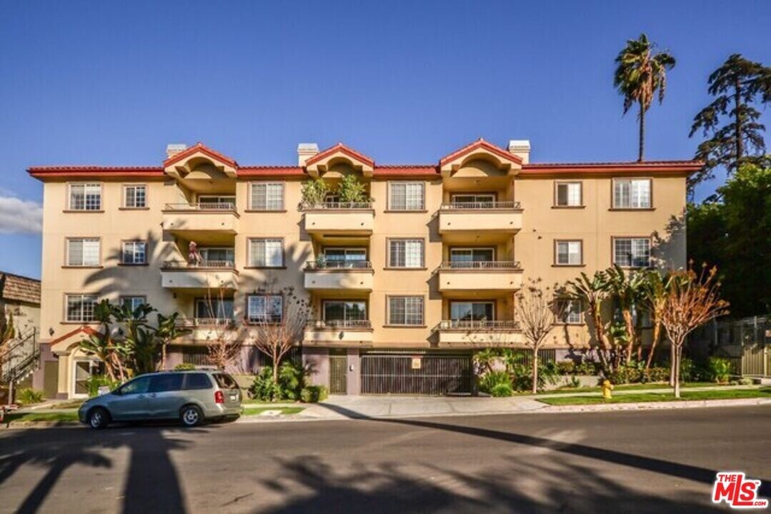 962 S Gramercy Dr in Los Angeles, CA - Building Photo