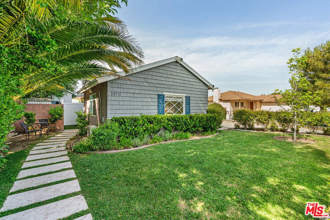 20711 Bassett St in Los Angeles, CA - Building Photo