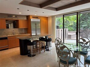 3065 La Pietra Cir in Honolulu, HI - Building Photo - Building Photo