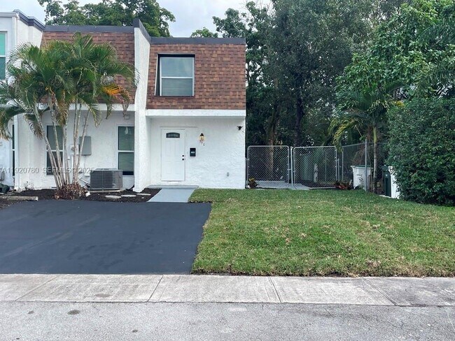 330 Sunshine Dr in Coconut Creek, FL - Building Photo - Building Photo