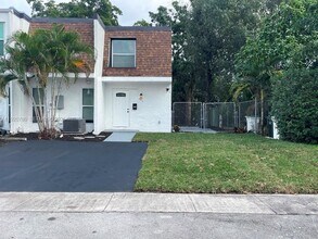330 Sunshine Dr in Coconut Creek, FL - Building Photo - Building Photo