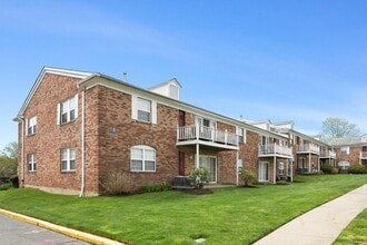 Renaissance Hills in Hauppauge, NY - Foto de edificio - Building Photo