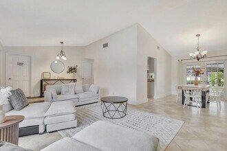 1104 Jackpine St in Wellington, FL - Building Photo - Building Photo