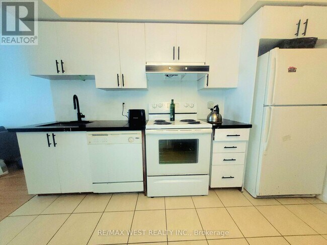 60 Heintzman St in Toronto, ON - Building Photo - Building Photo