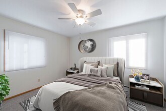 224 Cedar Lake Rd N in Minneapolis, MN - Building Photo - Interior Photo