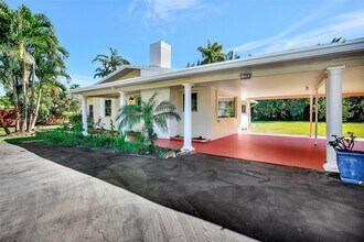 100 N Hibiscus Ct in Plantation, FL - Building Photo - Building Photo