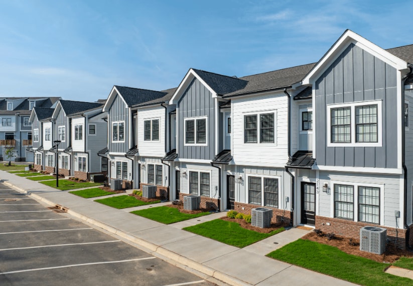 Radial at Mora Point in Charlotte, NC - Building Photo