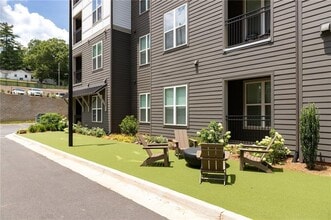 501 W Waugh St in Dalton, GA - Foto de edificio - Building Photo