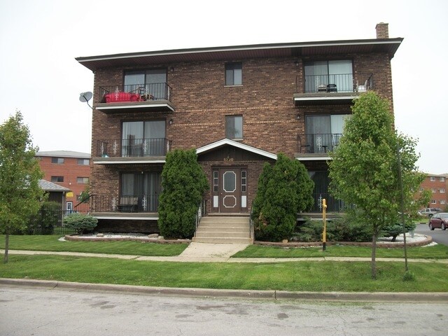 5730 Ridgemont Ln in Chicago Ridge, IL - Building Photo