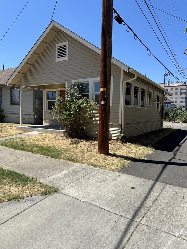 416 W 11th St in Medford, OR - Foto de edificio - Building Photo