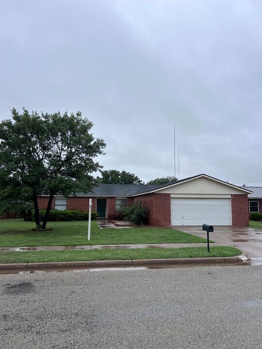 2411 93rd Pl in Lubbock, TX - Building Photo