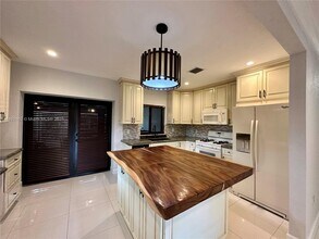 449 Falcon Ave in Miami Springs, FL - Foto de edificio - Building Photo