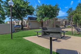 Woodview in Wichita Falls, TX - Foto de edificio - Building Photo