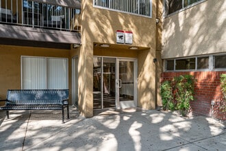 Oak Park Apartments in Monrovia, CA - Foto de edificio - Building Photo
