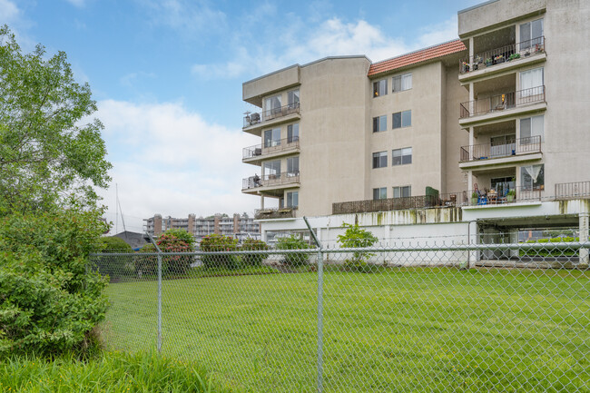 Parkshore Villa in Seattle, WA - Building Photo - Building Photo