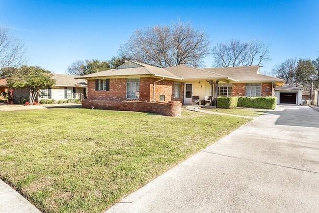 6520 St Moritz Ave in Dallas, TX - Foto de edificio - Building Photo