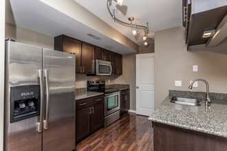 Oakcrest Condominiums in Iowa City, IA - Foto de edificio - Interior Photo