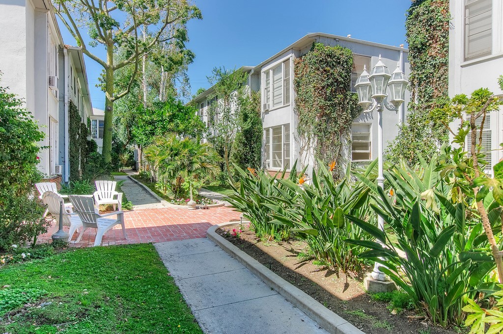 Sycamore Apartments in Los Angeles, CA - Building Photo