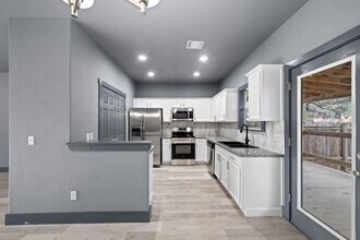 38 Deer Ridge Rd in Wimberley, TX - Foto de edificio - Building Photo