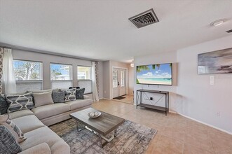 10 Stone Mountain Blvd in Englewood, FL - Building Photo - Building Photo